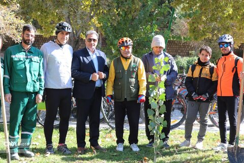 ثبت پیام دوستی در بجنورد؛ کاشت درخت توسط دوچرخه‌سوار جهانگرد در بش‌قارداش