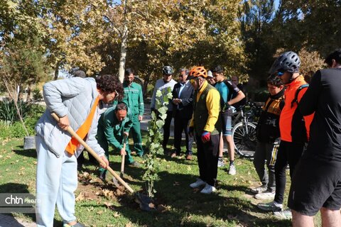 ثبت پیام دوستی در بجنورد؛ کاشت درخت توسط دوچرخه‌سوار جهانگرد در بش‌قارداش