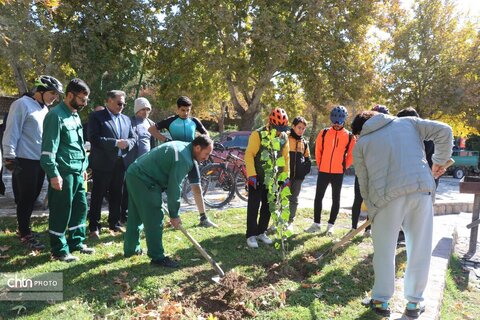 ثبت پیام دوستی در بجنورد؛ کاشت درخت توسط دوچرخه‌سوار جهانگرد در بش‌قارداش