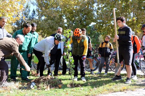 ثبت پیام دوستی در بجنورد؛ کاشت درخت توسط دوچرخه‌سوار جهانگرد در بش‌قارداش