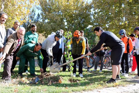 ثبت پیام دوستی در بجنورد؛ کاشت درخت توسط دوچرخه‌سوار جهانگرد در بش‌قارداش