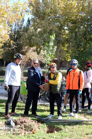 ثبت پیام دوستی در بجنورد؛ کاشت درخت توسط دوچرخه‌سوار جهانگرد در بش‌قارداش