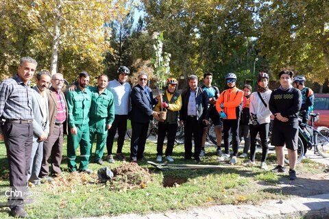 ثبت پیام دوستی در بجنورد؛ کاشت درخت توسط دوچرخه‌سوار جهانگرد در بش‌قارداش