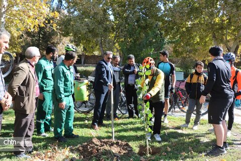 ثبت پیام دوستی در بجنورد؛ کاشت درخت توسط دوچرخه‌سوار جهانگرد در بش‌قارداش