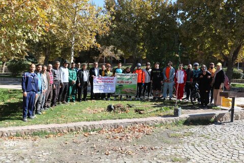 ثبت پیام دوستی در بجنورد؛ کاشت درخت توسط دوچرخه‌سوار جهانگرد در بش‌قارداش