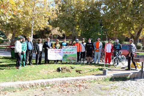 ثبت پیام دوستی در بجنورد؛ کاشت درخت توسط دوچرخه‌سوار جهانگرد در بش‌قارداش