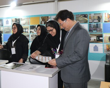 بازدید محمد ابراهیم زارعی از غرفه پژوهشگاه میراث‌فرهنگی در شانزدهمین نمایشگاه بین‌المللی فناوری نانو ایران