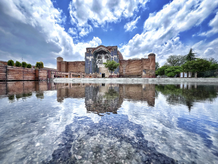 آیین گرامی‌داشت ۵۶۰مین سالروز گشایش عمارت مظفریه مسجد کبود تبریز برگزار می‌شود/ فیروزه جهان اسلام، نماد پیوند ایمان، هنر و معماری ایرانی