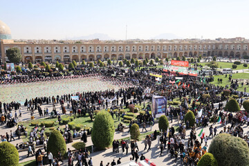 حضور باشکوه مردم اصفهان در راهپیمایی یوم‌الله ۱۳ آبان در میدان نقش جهان