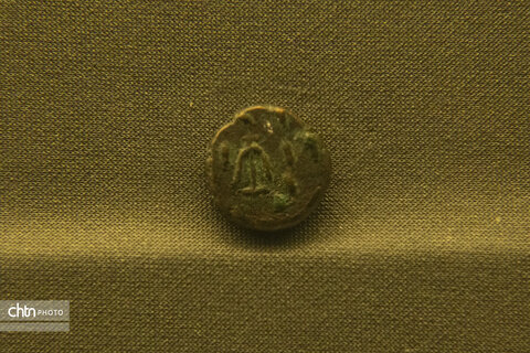 سکه‌های دوره باستان، اسلامی و معاصر در موزه منطقه‌ای خلیج فارس، نمایانگر سیر تحول تاریخ و فرهنگ ایران هستند.