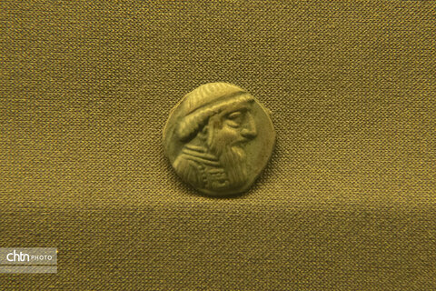 سکه‌های دوره باستان، اسلامی و معاصر در موزه منطقه‌ای خلیج فارس، نمایانگر سیر تحول تاریخ و فرهنگ ایران هستند.