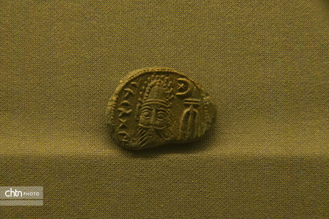 سکه‌های دوره باستان، اسلامی و معاصر در موزه منطقه‌ای خلیج فارس، نمایانگر سیر تحول تاریخ و فرهنگ ایران هستند.