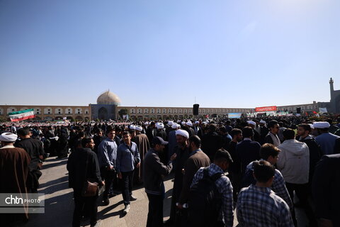 حضور باشکوه مردم اصفهان در راهپیمایی یوم‌الله ۱۳ آبان در میدان نقش جهان