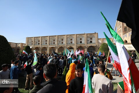 حضور باشکوه مردم اصفهان در راهپیمایی یوم‌الله ۱۳ آبان در میدان نقش جهان
