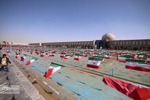 حضور باشکوه مردم اصفهان در راهپیمایی یوم‌الله ۱۳ آبان در میدان نقش جهان