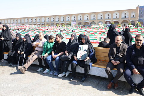 حضور باشکوه مردم اصفهان در راهپیمایی یوم‌الله ۱۳ آبان در میدان نقش جهان