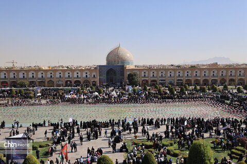 حضور باشکوه مردم اصفهان در راهپیمایی یوم‌الله ۱۳ آبان در میدان نقش جهان