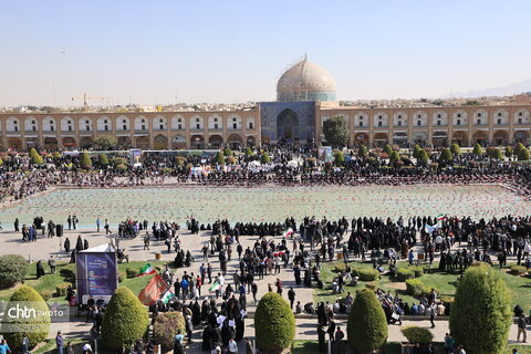 حضور باشکوه مردم اصفهان در راهپیمایی یوم‌الله ۱۳ آبان در میدان نقش جهان