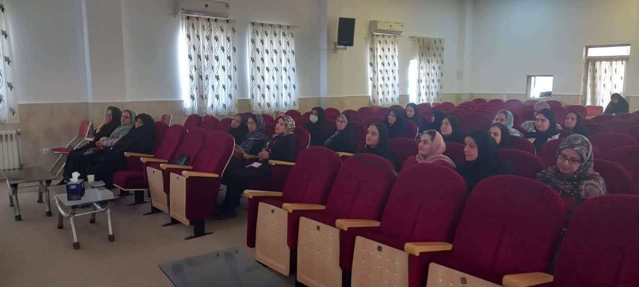 برگزاری کارگاه آموزشی تخصصی کسب‌وکار برای هنرمندان صنایع‌دستی اردکان