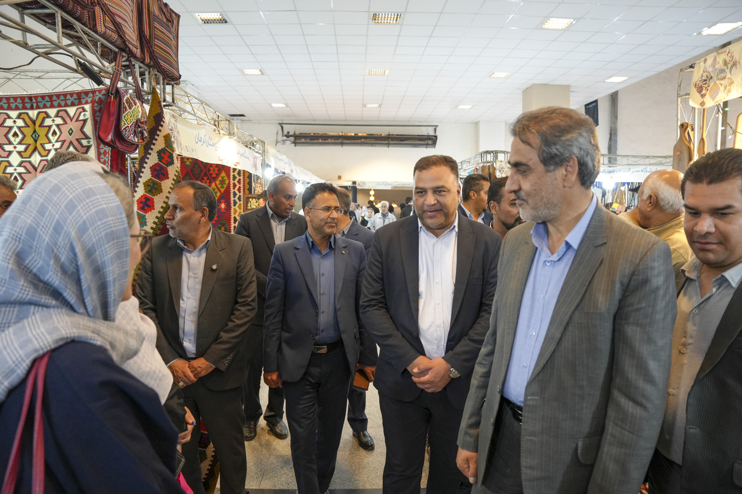 بازدید نماینده مردم شهربابک و فرمانداران رفسنجان، عنبرآباد و ارزوئیه از هفدهمین نمایشگاه ملی صنایع‌دستی کرمان