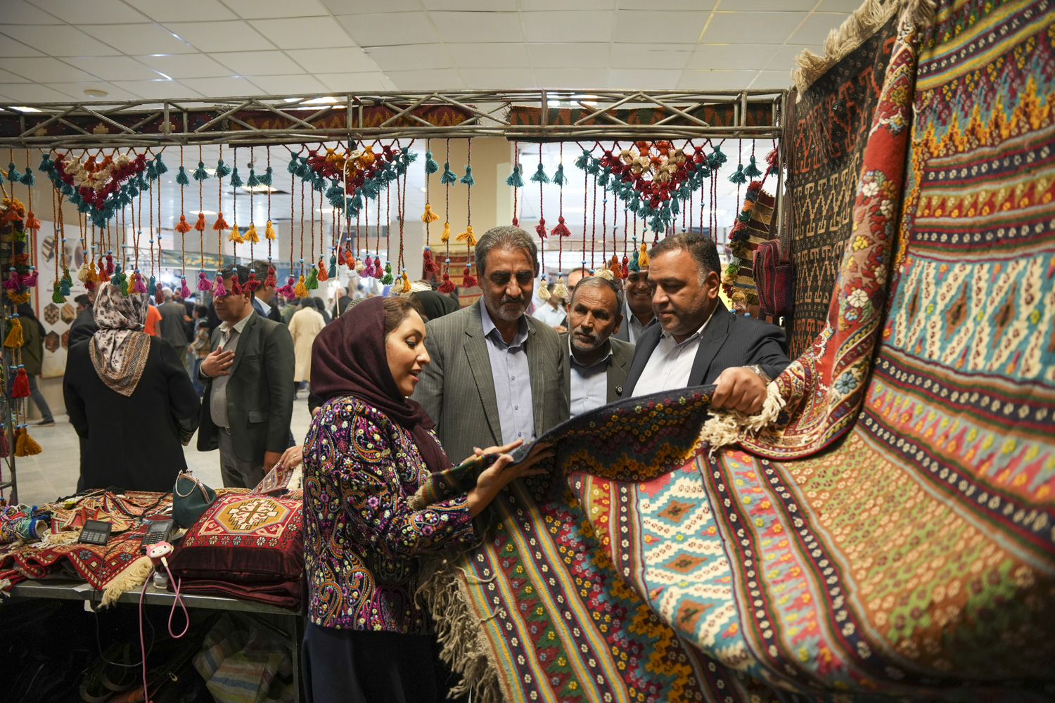 بازدید نماینده مردم شهربابک و فرمانداران رفسنجان، عنبرآباد و ارزوئیه از هفدهمین نمایشگاه ملی صنایع‌دستی کرمان