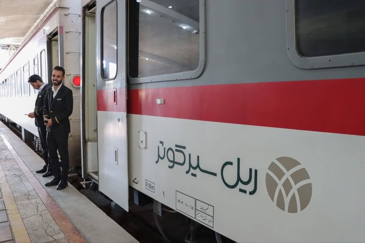 دومین قطار گردشگری مثلث طلایی وارد یزد شد
