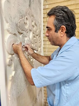 تکمیل آثار در دست اجرای هنرمندان هنرهای سنتی
