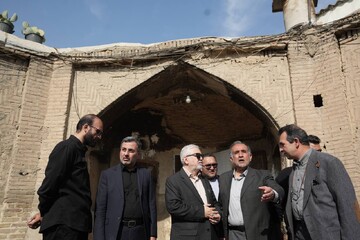بازدید دارابی از «عمارت معینی‌ها» و «کاروانسرای دوقلو» در بازار ری/ ضرورت طرح مرمّت و ارتقای کاربری تاریخی