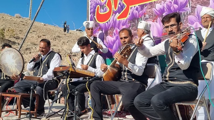 برگزاری جشن شکرگزاری برداشت زعفران در روستای گردشگری مهوید شهرستان فردوس