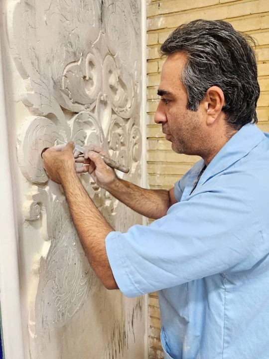 تکمیل آثار در دست اجرای هنرمندان هنرهای سنتی
