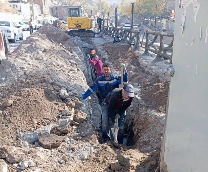 اجرای طرح برق‌رسانی برای تأمین آب شرب پایدار کندوان/ نصب پست هوایی و ایجاد شبکه ۲۵ کیلوولت/ ارتقای زیرساخت‌های روستای جهانی کندوان