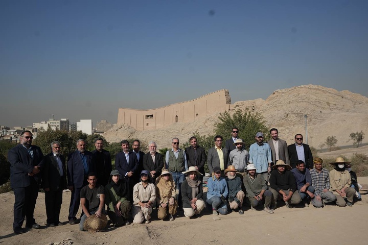 بازدید قائم‌مقام وزبر و معاون میراث‌فرهنگی از محوطه تاریخی چشمه‌علی/ دارابی: همه دستگاه‌های مرتبط برای بازگرداندن آب به چشمه‌علی مصمم هستند