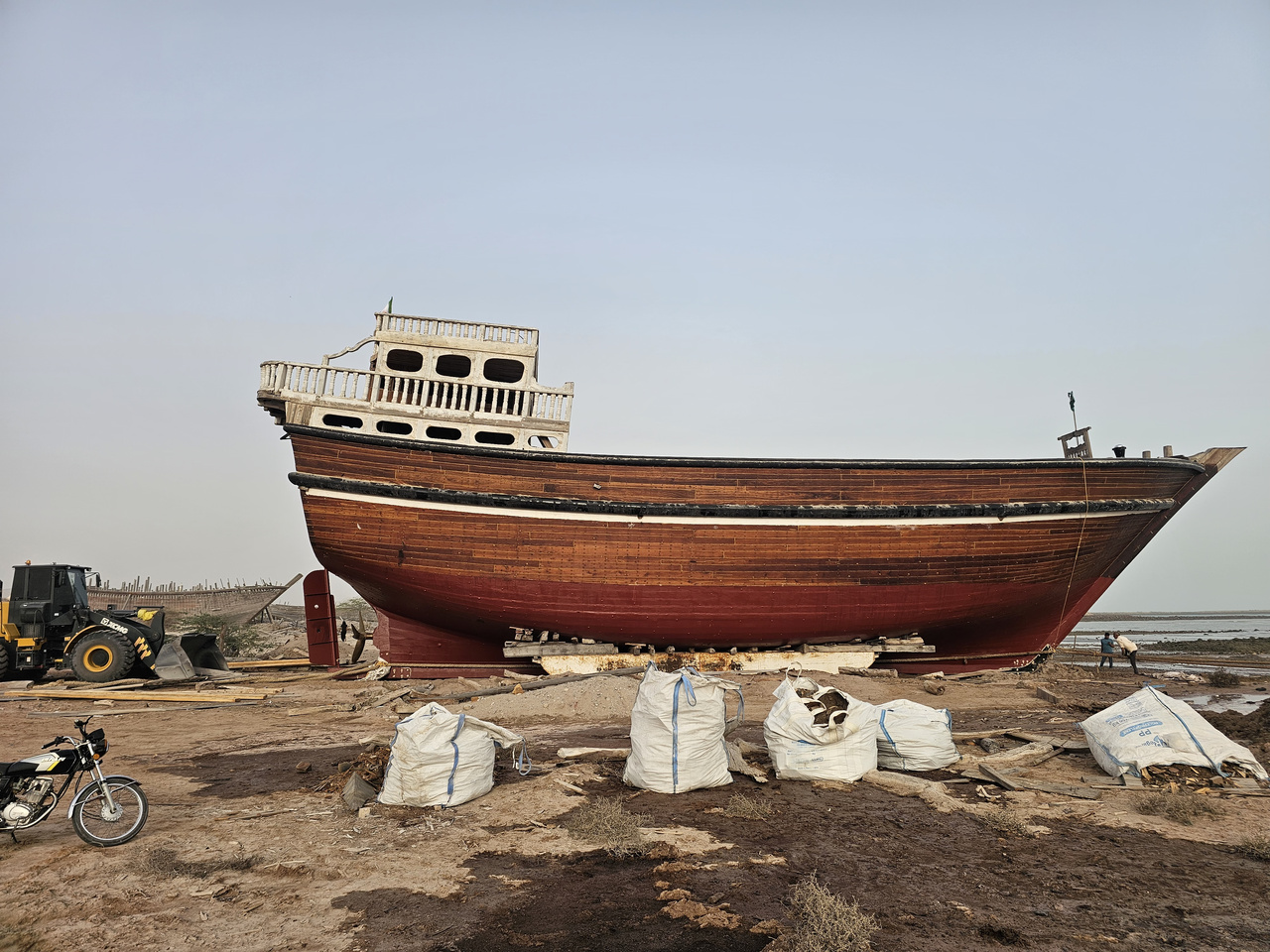 تولد یک لنج پس از ۱۲ سال انتظار در بندر تاریخی کُنگ/ آخرین لنج‌های چوبی ایران در آستانه فراموشی