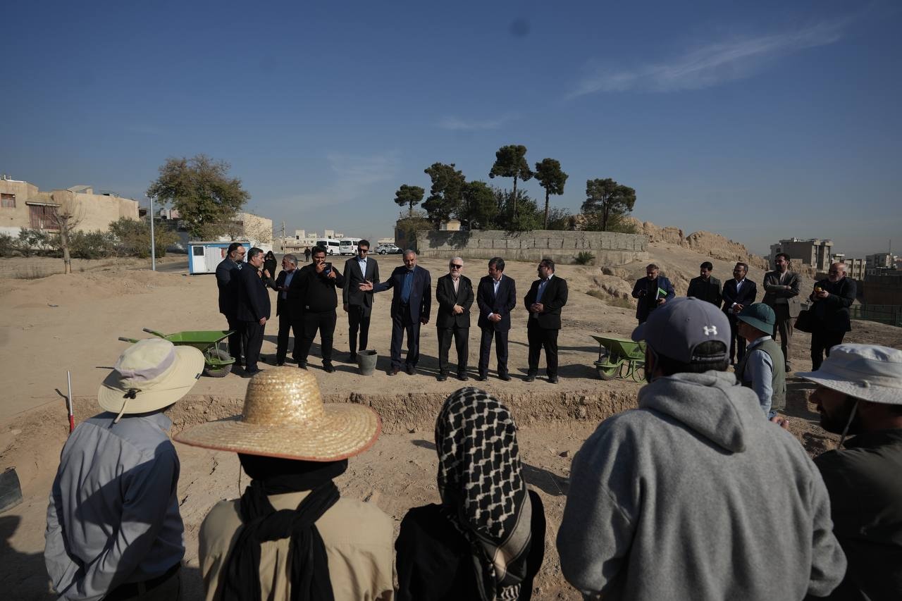 بازدید قائممقام وزبر و معاون میراثفرهنگی از محوطه تاریخی چشمهعلی/ دارابی: همه دستگاههای مرتبط برای بازگرداندن آب به چشمهعلی مصمم هستند