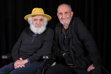 رونمایی از لوگوموشن و تصویری از فرهاد آییش در نمایش «ونگوگ» 