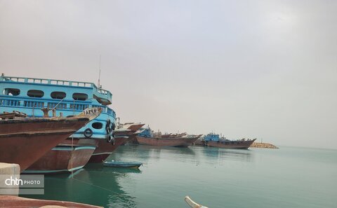 لنج‌ها نماد کهن دریانوردی جنوب ایران‌اند؛ چوبی، زیبا و استوار، که قرن‌هاست امواج خلیج فارس را می‌شکافند و قصه‌ی تجارت، تلاش و زندگی مردمان دریا را روایت می‌کنند