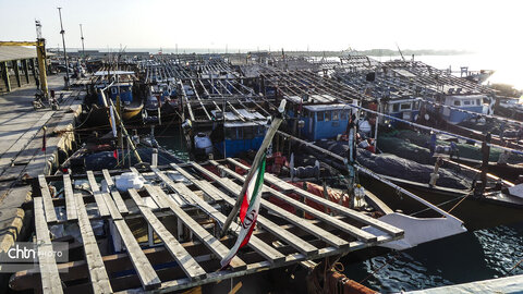 لنج‌ها نماد کهن دریانوردی جنوب ایران‌اند؛ چوبی، زیبا و استوار، که قرن‌هاست امواج خلیج فارس را می‌شکافند و قصه‌ی تجارت، تلاش و زندگی مردمان دریا را روایت می‌کنند