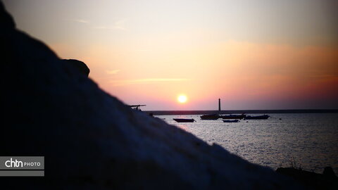 لنج‌ها نماد کهن دریانوردی جنوب ایران‌اند؛ چوبی، زیبا و استوار، که قرن‌هاست امواج خلیج فارس را می‌شکافند و قصه‌ی تجارت، تلاش و زندگی مردمان دریا را روایت می‌کنند