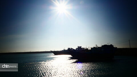 لنج‌ها نماد کهن دریانوردی جنوب ایران‌اند؛ چوبی، زیبا و استوار، که قرن‌هاست امواج خلیج فارس را می‌شکافند و قصه‌ی تجارت، تلاش و زندگی مردمان دریا را روایت می‌کنند