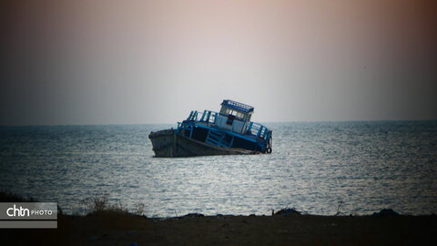 لنج‌ها نماد کهن دریانوردی جنوب ایران‌اند؛ چوبی، زیبا و استوار، که قرن‌هاست امواج خلیج فارس را می‌شکافند و قصه‌ی تجارت، تلاش و زندگی مردمان دریا را روایت می‌کنند