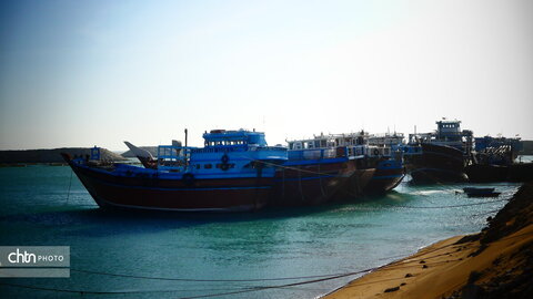 لنج‌ها نماد کهن دریانوردی جنوب ایران‌اند؛ چوبی، زیبا و استوار، که قرن‌هاست امواج خلیج فارس را می‌شکافند و قصه‌ی تجارت، تلاش و زندگی مردمان دریا را روایت می‌کنند