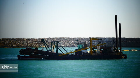 لنج‌ها نماد کهن دریانوردی جنوب ایران‌اند؛ چوبی، زیبا و استوار، که قرن‌هاست امواج خلیج فارس را می‌شکافند و قصه‌ی تجارت، تلاش و زندگی مردمان دریا را روایت می‌کنند