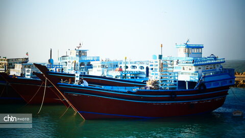 لنج‌ها نماد کهن دریانوردی جنوب ایران‌اند؛ چوبی، زیبا و استوار، که قرن‌هاست امواج خلیج فارس را می‌شکافند و قصه‌ی تجارت، تلاش و زندگی مردمان دریا را روایت می‌کنند