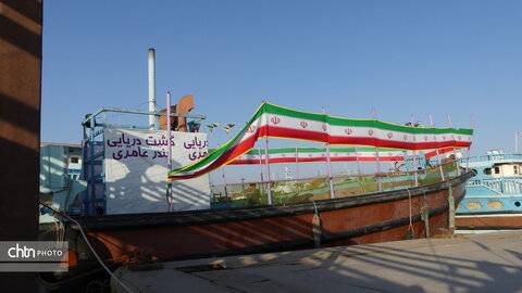 لنج‌ها نماد کهن دریانوردی جنوب ایران‌اند؛ چوبی، زیبا و استوار، که قرن‌هاست امواج خلیج فارس را می‌شکافند و قصه‌ی تجارت، تلاش و زندگی مردمان دریا را روایت می‌کنند