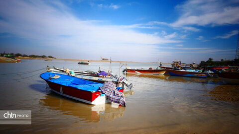 لنج‌ها نماد کهن دریانوردی جنوب ایران‌اند؛ چوبی، زیبا و استوار، که قرن‌هاست امواج خلیج فارس را می‌شکافند و قصه‌ی تجارت، تلاش و زندگی مردمان دریا را روایت می‌کنند