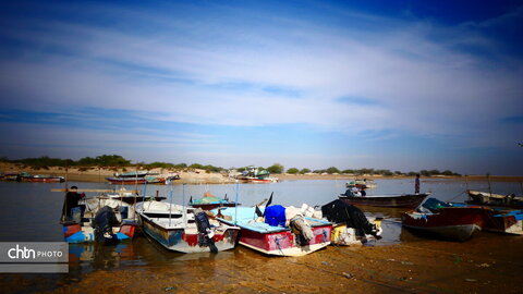 لنج‌ها نماد کهن دریانوردی جنوب ایران‌اند؛ چوبی، زیبا و استوار، که قرن‌هاست امواج خلیج فارس را می‌شکافند و قصه‌ی تجارت، تلاش و زندگی مردمان دریا را روایت می‌کنند