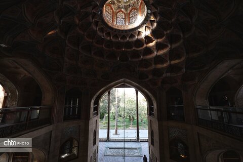 جایی میان نور و نقش، جلوه‌هایی از زیبایی کاخ هشت‌بهشت اصفهان