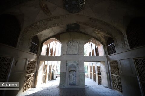 جایی میان نور و نقش، جلوه‌هایی از زیبایی کاخ هشت‌بهشت اصفهان