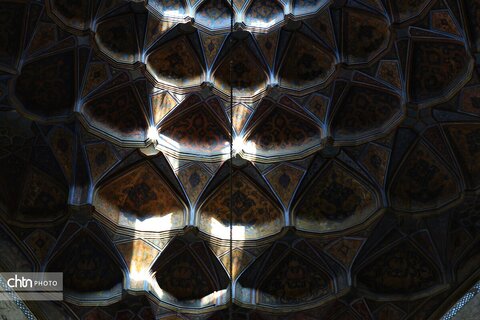 جایی میان نور و نقش، جلوه‌هایی از زیبایی کاخ هشت‌بهشت اصفهان