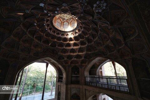 جایی میان نور و نقش، جلوه‌هایی از زیبایی کاخ هشت‌بهشت اصفهان